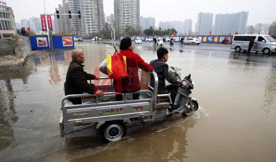 停暖日，管道爆管，馬路變“溫泉”